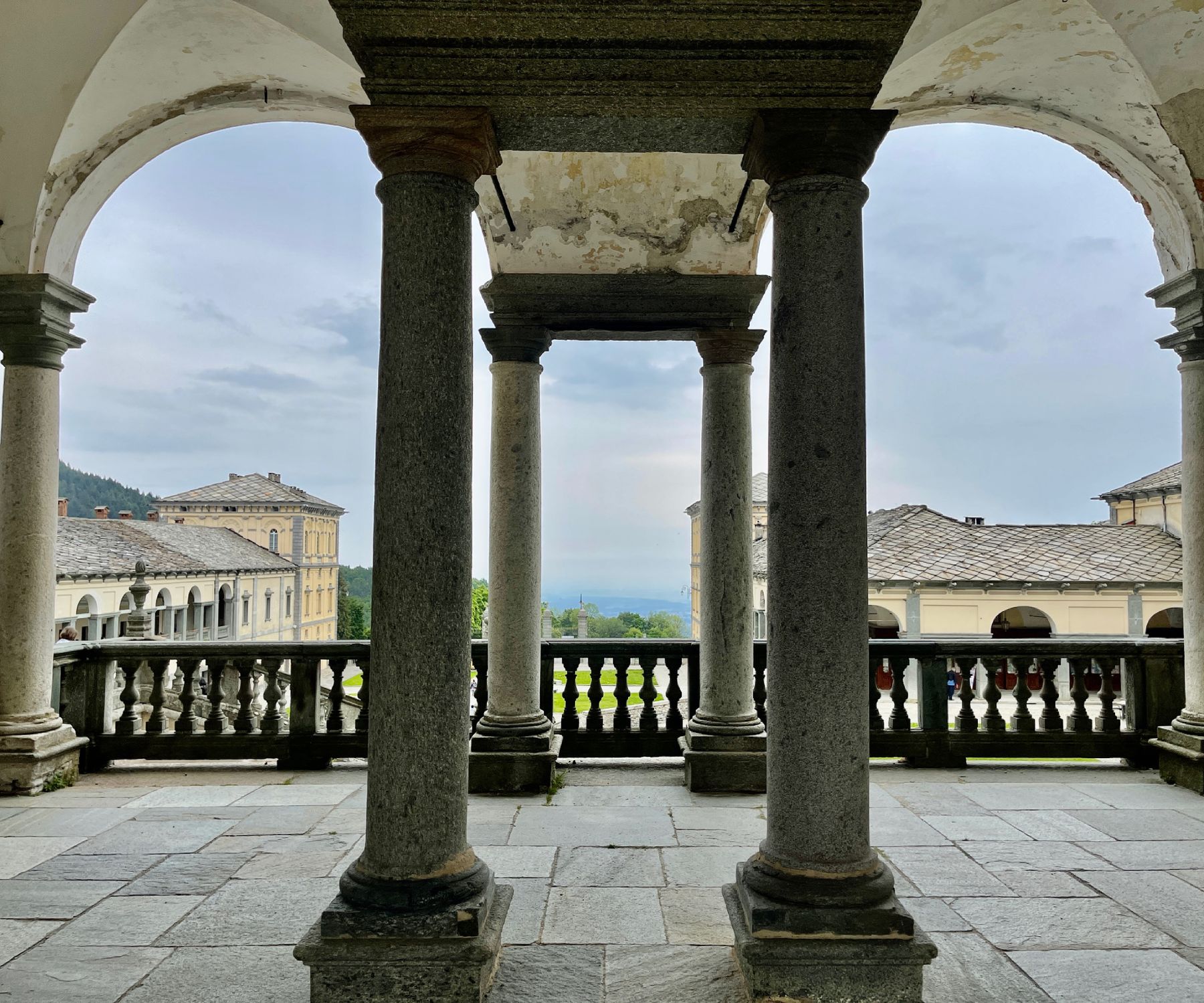 Dettaglio di architettura storica italiana con colonne in pietra